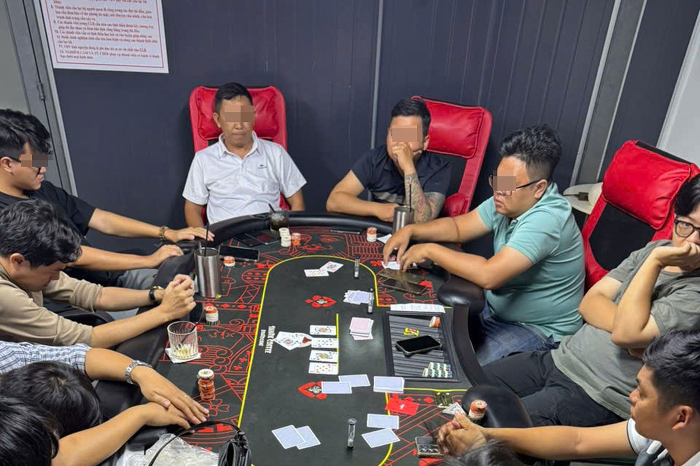 Các đối tượng bị bắt giữ khi đang thực hiện hành vi đánh bạc.