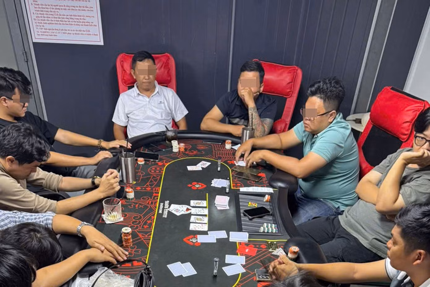 Các đối tượng bị bắt giữ khi đang thực hiện hành vi đánh bạc.