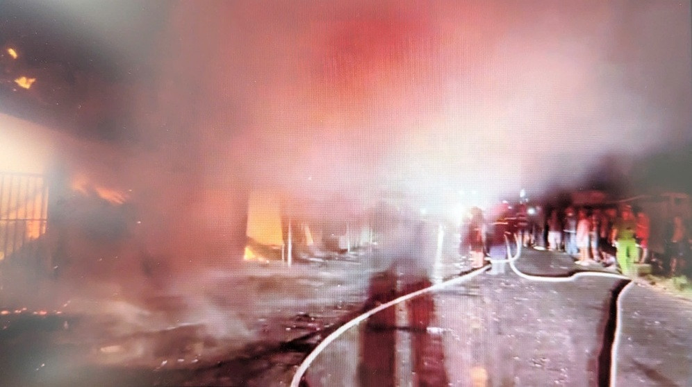 Lực lượng chức năng tiến hành chữa cháy.