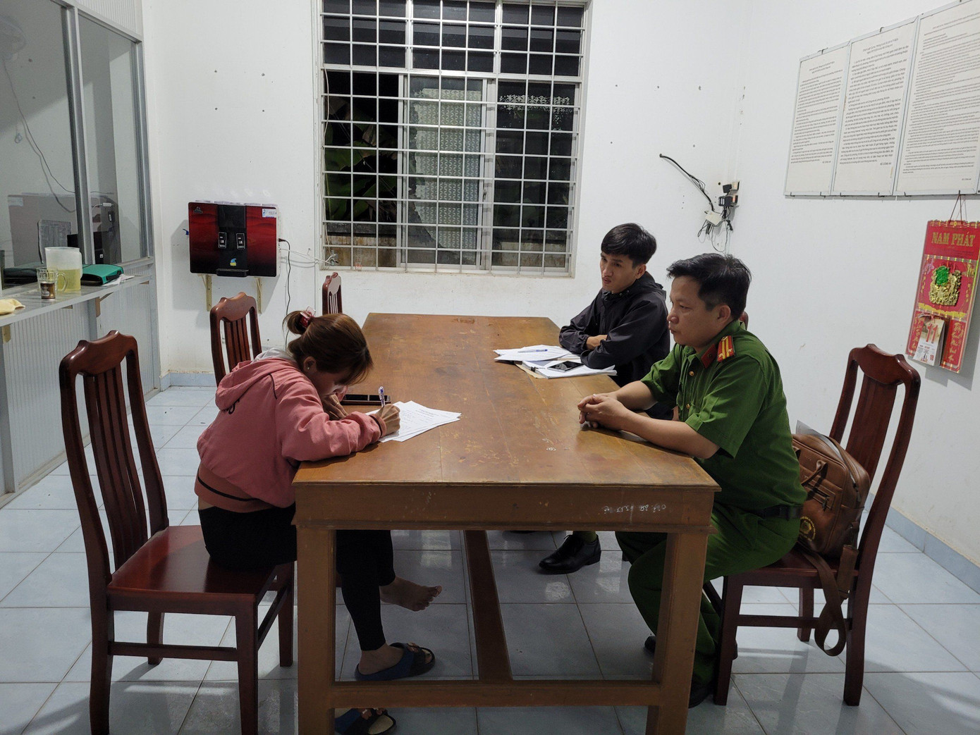 Cô gái trình báo tin giả bị cướp vì đầu tư vào trò chơi trên mạng. Ảnh: Trọng Tín.