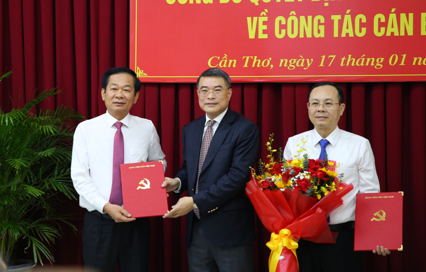 Trưởng ban Tổ chức Trung ương Lê Minh Hưng trao quyết định và tặng hoa chúc mừng ông Nguyễn Văn Hiếu (phải) và ông Đỗ Thanh Bình (trái). Ảnh: Nhật Huy