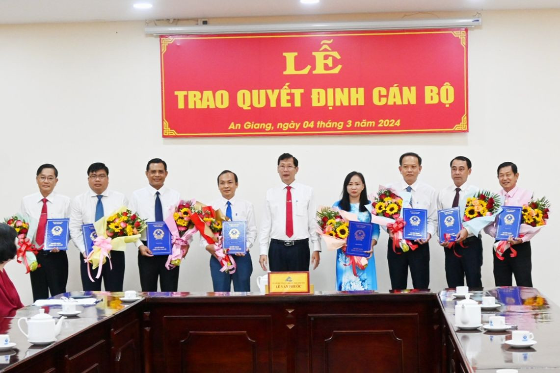 Ông Lê Văn Phước - Phó Chủ tịch UBND tỉnh An Giang trao quyết định công tác cán bộ. Ông Lê Văn Phước - Phó Chủ tịch UBND tỉnh An Giang trao quyết định công tác cán bộ.