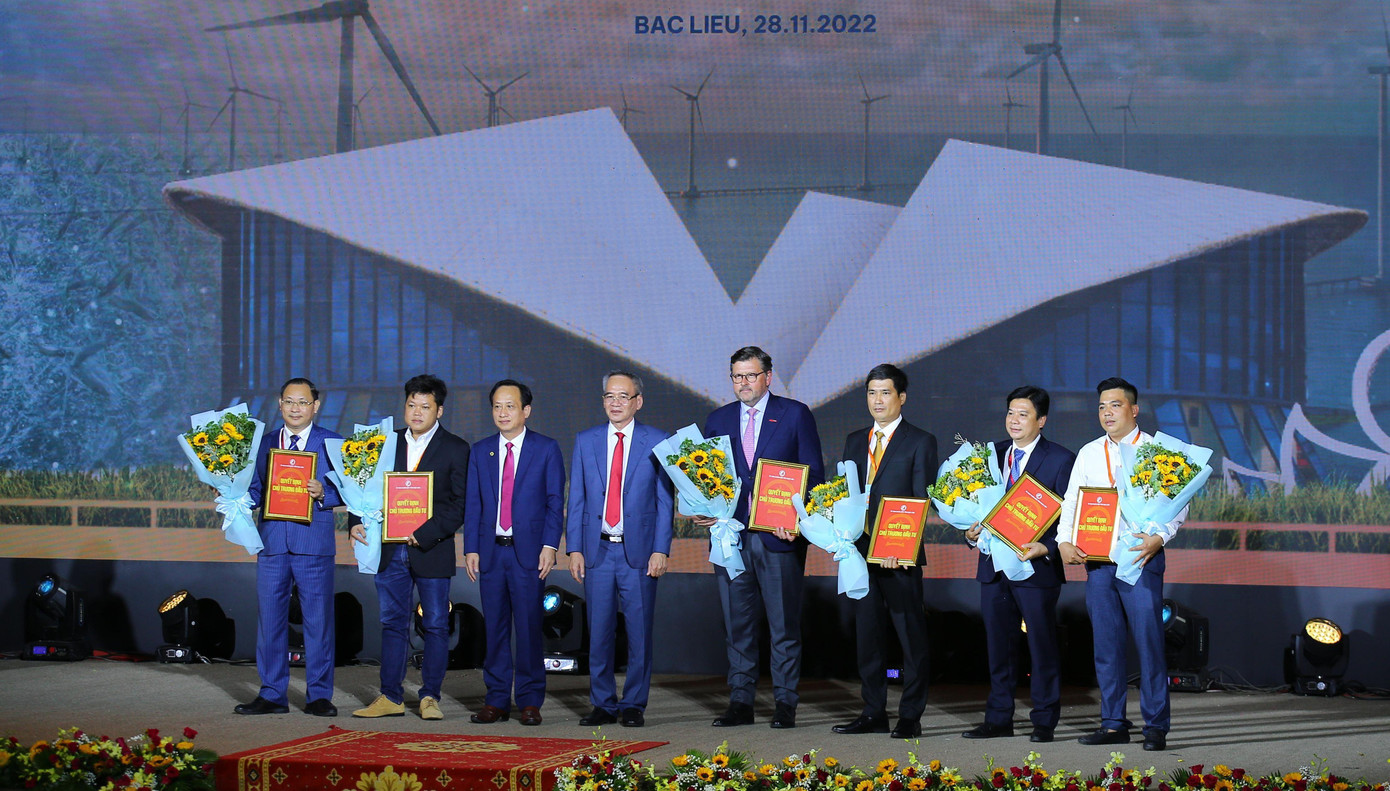 Lãnh đạo tỉnh Bạc Liêu trao quyết định chủ trương đầu tư cho 7 nhà đầu tư và đề xuất thực hiện 13 dự án đầu tư với tổng vốn đăng ký đầu tư dự kiến gần 17.000 tỷ đồng. Lãnh đạo tỉnh Bạc Liêu trao quyết định chủ trương đầu tư cho 7 nhà đầu tư và đề xuất thực hiện 13 dự án đầu tư với tổng vốn đăng ký đầu tư dự kiến gần 17.000 tỷ đồng.