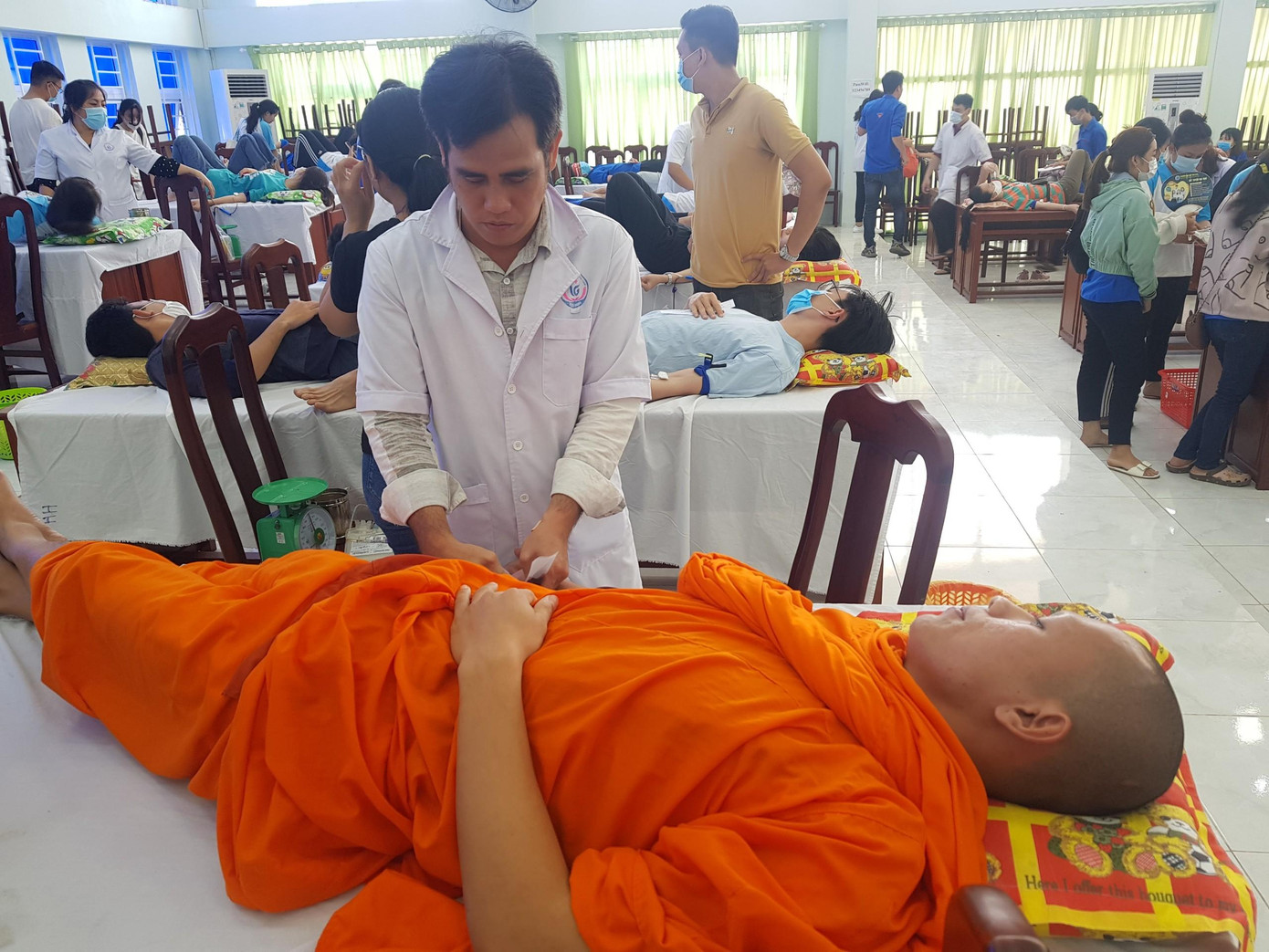 Tăng sinh Danh Phong - Sinh viên ngành Ngôn ngữ Anh - Đại học Kiên Giang chia sẻ: "Hiến máu là việc làm rất nhân văn, ý nghĩa, nhằm hiến giọt máu của mình cứu sống nhiều người nên khi phong trào phát động tôi sẵn sàng tham gia". Tăng sinh Danh Phong - Sinh viên ngành Ngôn ngữ Anh - Đại học Kiên Giang chia sẻ: "Hiến máu là việc làm rất nhân văn, ý nghĩa, nhằm hiến giọt máu của mình cứu sống nhiều người nên khi phong trào phát động tôi sẵn sàng tham gia".