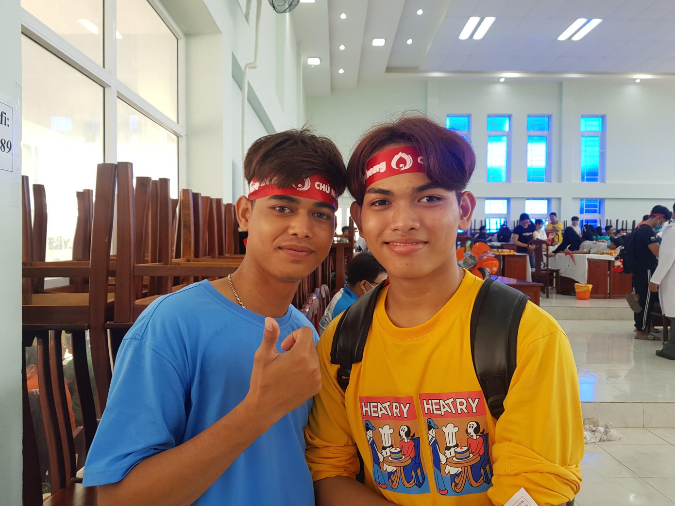 Em Vun Vandy (bên trái) cùng Man Komnach - du học sinh tham dự ngày hội Chủ nhật Đỏ. Em Vun Vandy (bên trái) cùng Man Komnach - du học sinh tham dự ngày hội Chủ nhật Đỏ.