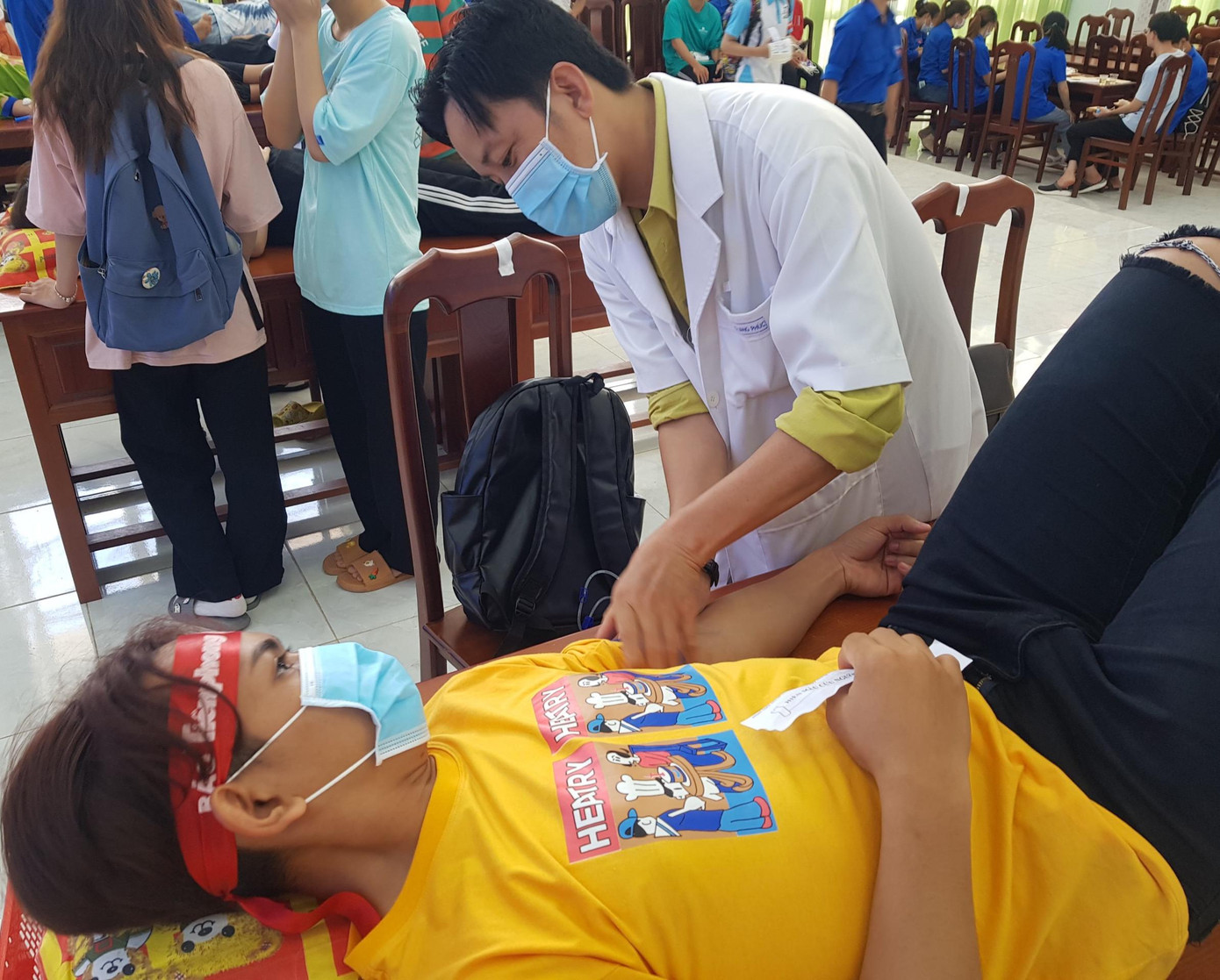 Em Man Komnach - du học sinh lần đầu tham gia hiến máu. Em Man Komnach - du học sinh lần đầu tham gia hiến máu.