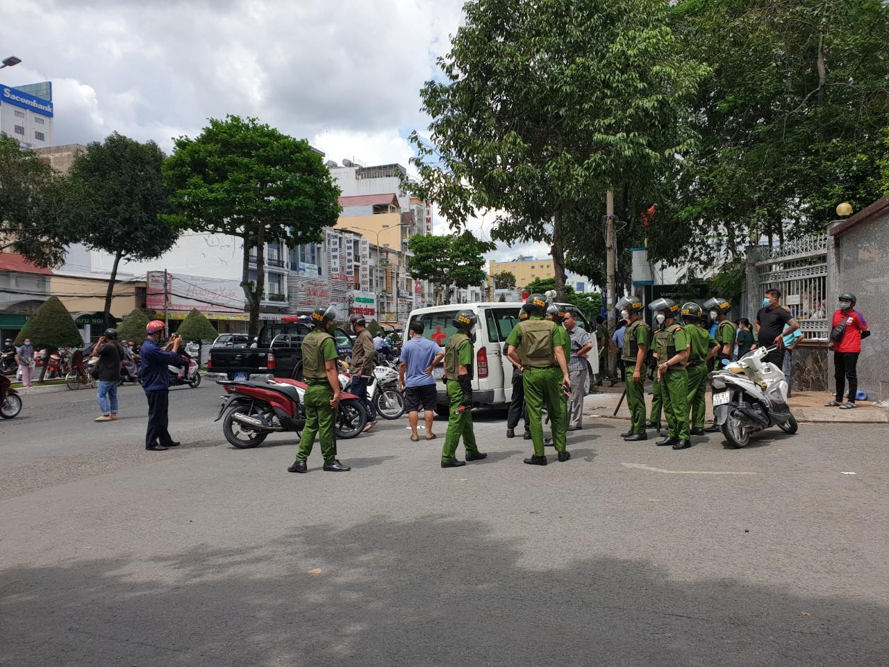 Cảnh sát vây bắt đối tượng.