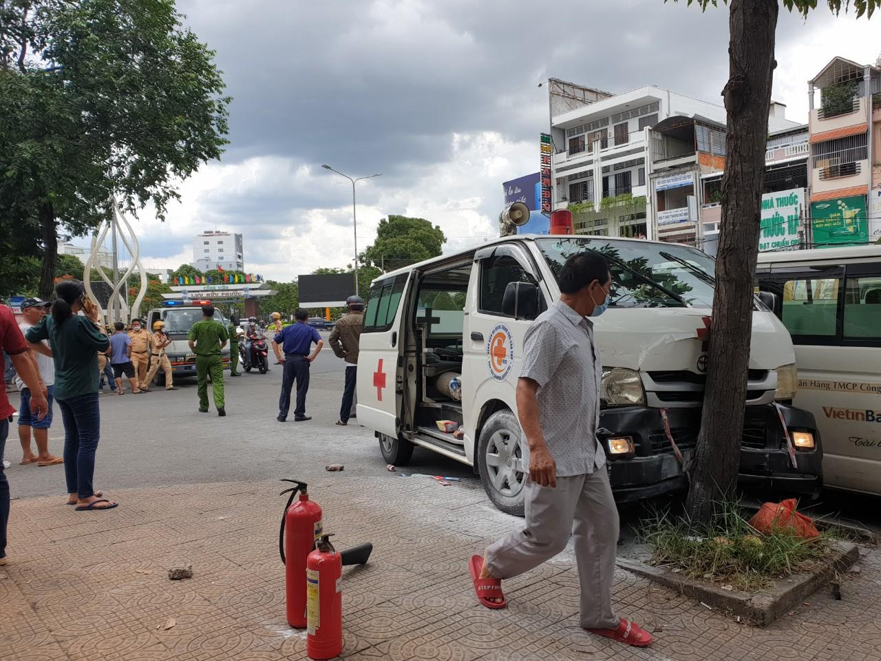 Chiếc xe cấp cứu do đối tượng điều khiển tông vào gốc cây ven đường.