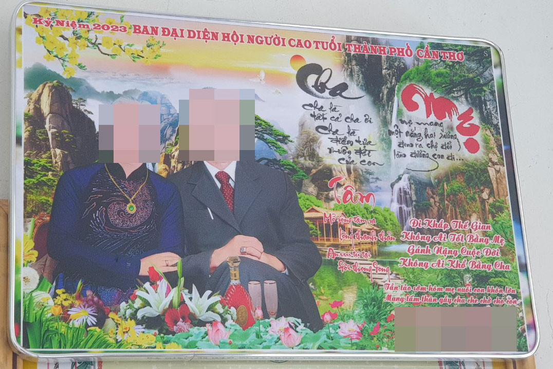 Ông T.V.N - ngụ phường Lê Bình đã nhận tấm ảnh chụp chung 2 vợ chồng với mức giá 500.000 đồng. Ông T.V.N - ngụ phường Lê Bình đã nhận tấm ảnh chụp chung 2 vợ chồng với mức giá 500.000 đồng.