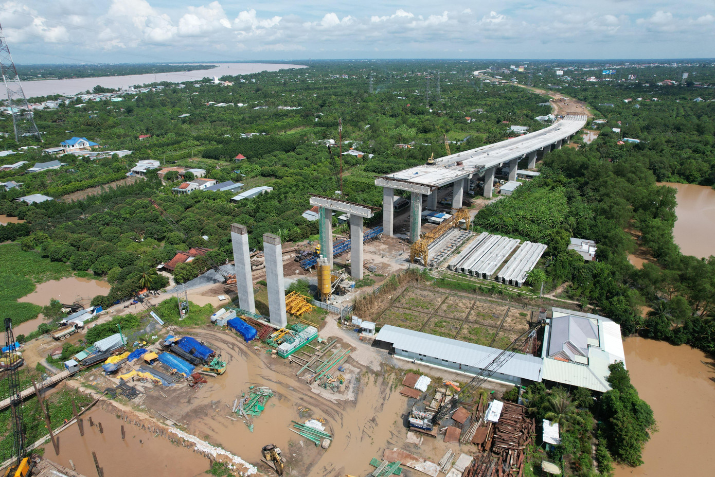 Các gói thầu XL.01 (thi công đường dẫn phía Tiền Giang), XL.02 (thi công đường dẫn phía Tiền Giang), XL.04 (thi công đường dẫn phía Vĩnh Long) dự kiến cũng sẽ hoàn thành vào tháng 12/2022.