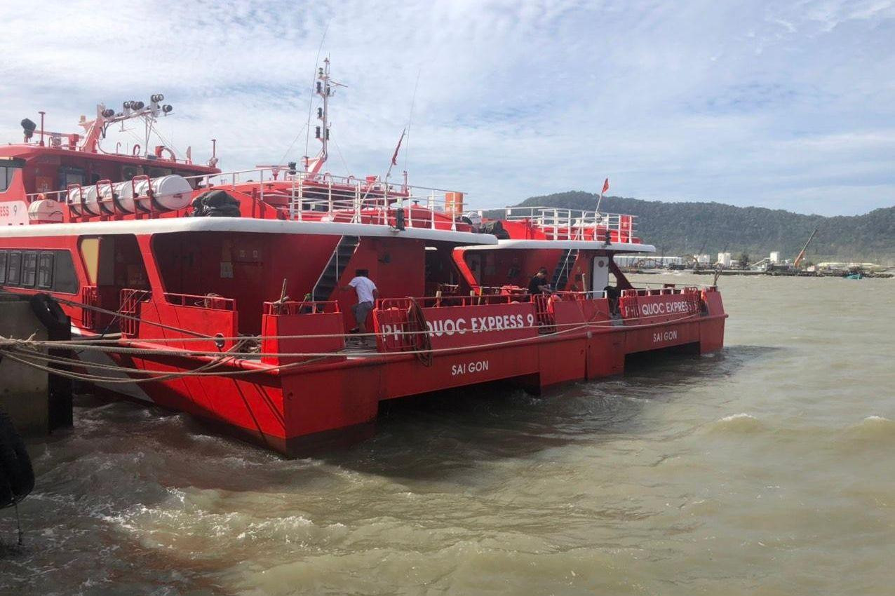 Gió giật mạnh nên 26 chuyến phà, tàu cao tốc Phú Quốc - Rạch Giá, Phú Quốc - Hà Tiên và ngược lại tạm ngưng hoạt động.