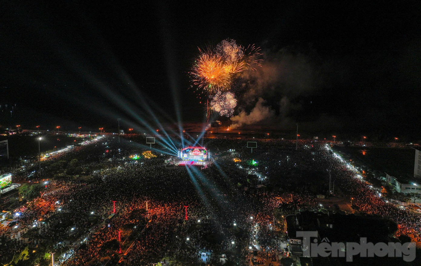 Chào đón thời khắc năm cũ chuyển sang năm mới, tỉnh Kiên Giang tổ chức bắn pháo hoa tại 4 địa điểm, gồm 3 thành phố Rạch Giá, Phú Quốc, Hà Tiên và huyện Tân Hiệp từ nguồn kinh phí vận động tài trợ xã hội hóa. Chào đón thời khắc năm cũ chuyển sang năm mới, tỉnh Kiên Giang tổ chức bắn pháo hoa tại 4 địa điểm, gồm 3 thành phố Rạch Giá, Phú Quốc, Hà Tiên và huyện Tân Hiệp từ nguồn kinh phí vận động tài trợ xã hội hóa.