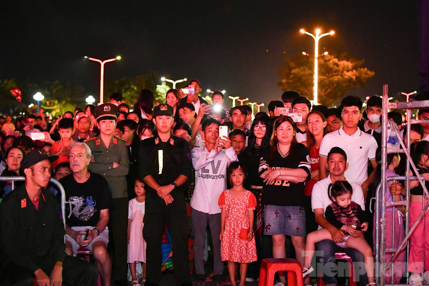 Chị Nguyễn Minh Thu, một công nhân từ Bình Dương vừa về quê, chia sẻ: "Năm nào tôi và nhóm bạn cũng hẹn nhau về TP. Rạch Giá (Kiên Giang) để cùng đón giao thừa, gửi lời chúc sức khỏe và thành công đến gia đình và bạn bè." Chị Thu cho biết, dù công việc bận rộn, mỗi dịp Tết đến, chị luôn cố gắng thu xếp về quê để sum vầy cùng gia đình và hòa mình vào không khí Tết cổ truyền. Chị Nguyễn Minh Thu, một công nhân từ Bình Dương vừa về quê, chia sẻ: "Năm nào tôi và nhóm bạn cũng hẹn nhau về TP. Rạch Giá (Kiên Giang) để cùng đón giao thừa, gửi lời chúc sức khỏe và thành công đến gia đình và bạn bè." Chị Thu cho biết, dù công việc bận rộn, mỗi dịp Tết đến, chị luôn cố gắng thu xếp về quê để sum vầy cùng gia đình và hòa mình vào không khí Tết cổ truyền.