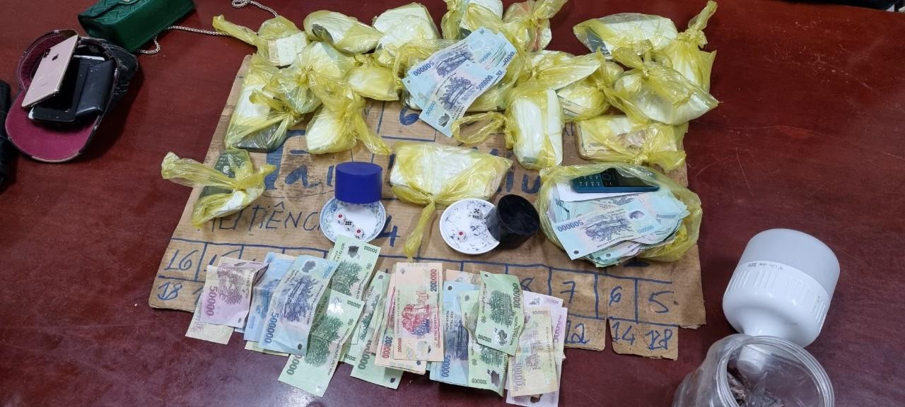 Tang vật gần 150 triệu đồng và 2 bộ tài xỉu. Tang vật gần 150 triệu đồng và 2 bộ tài xỉu.