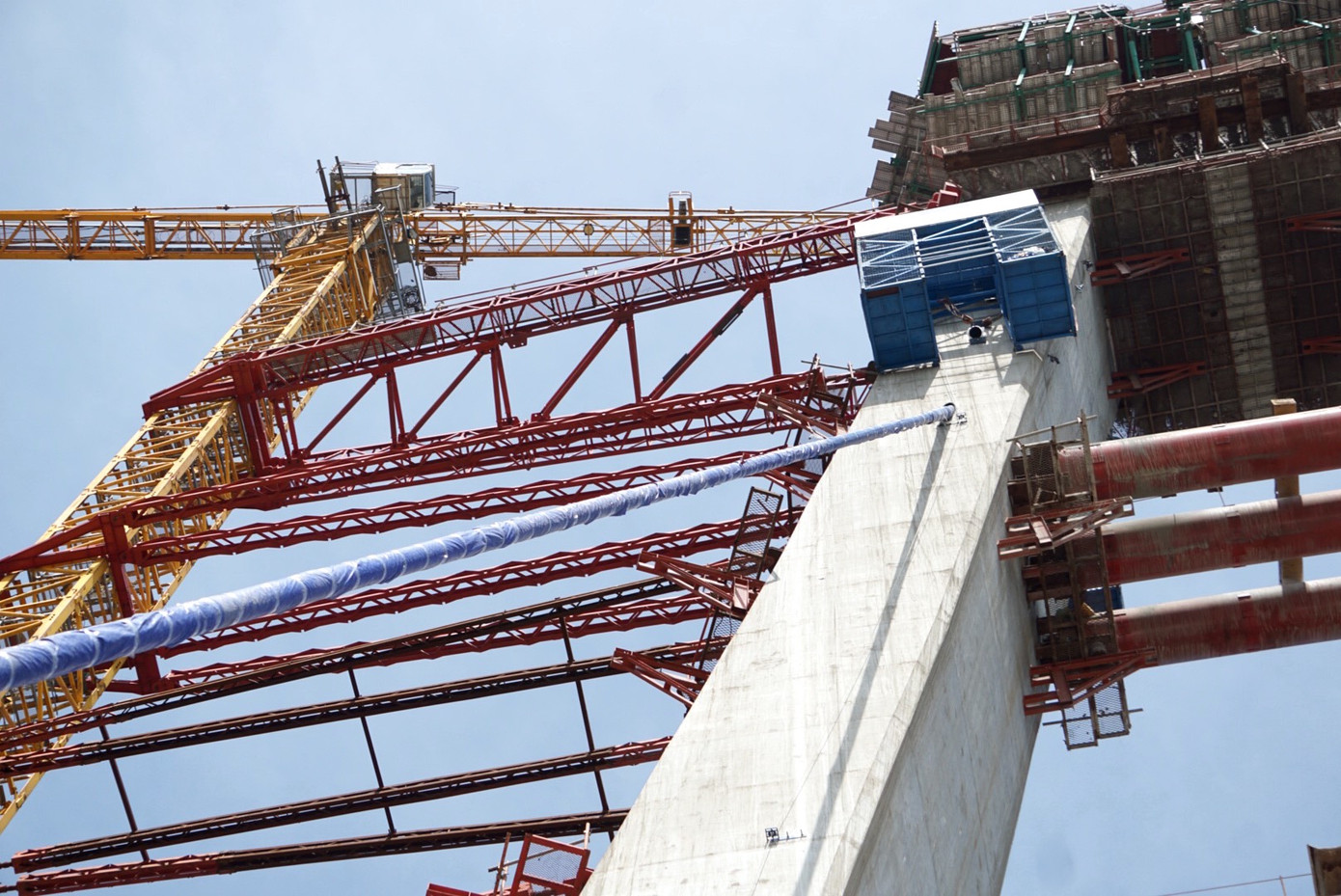 Dự án được chia thành 5 gói thầu xây lắp. Trong tất cả các gói thầu, gói XL.03B có giá trị thi công lớn nhất với 1.390 tỷ đồng. Gói thầu này thi công thân trụ (từ T14 đến trụ T17) và kết cấu phần trên nhịp chính dây văng; kè gia cố bờ sông; hệ thống ATGT đường bộ; hệ thống điện chiếu sáng.