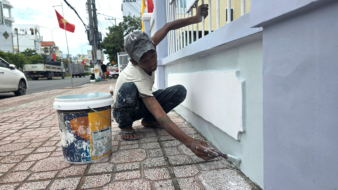 Phía trước trụ sở được sơn phết lại sạch sẽ. Phía trước trụ sở được sơn phết lại sạch sẽ.