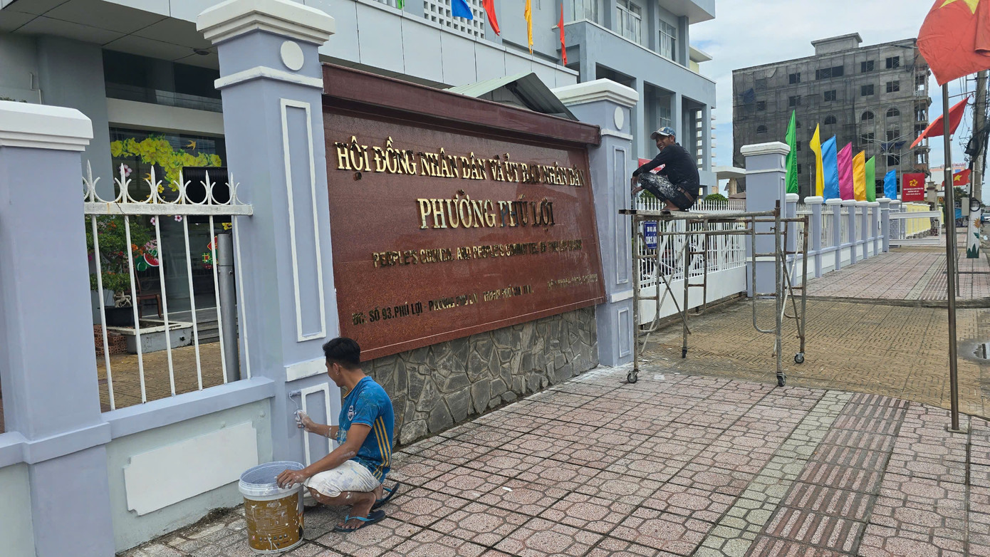 Trụ sở các xã, phường ở Cần Thơ, Hậu Giang, Sóc Trăng gấp rút lắp đặt bảng tên đơn vị hành chính mới. Ảnh: Nhật Huy Trụ sở các xã, phường ở Cần Thơ, Hậu Giang, Sóc Trăng gấp rút lắp đặt bảng tên đơn vị hành chính mới. Ảnh: Nhật Huy
