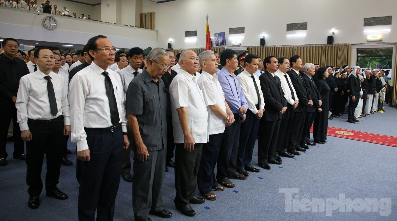 Các đồng chí lãnh đạo, nguyên lãnh đạo Đảng, Nhà nước làm lễ truy điệu nguyên Trưởng ban Tổ chức Trung ương Lê Phước Thọ. Ảnh: Nhật Huy.