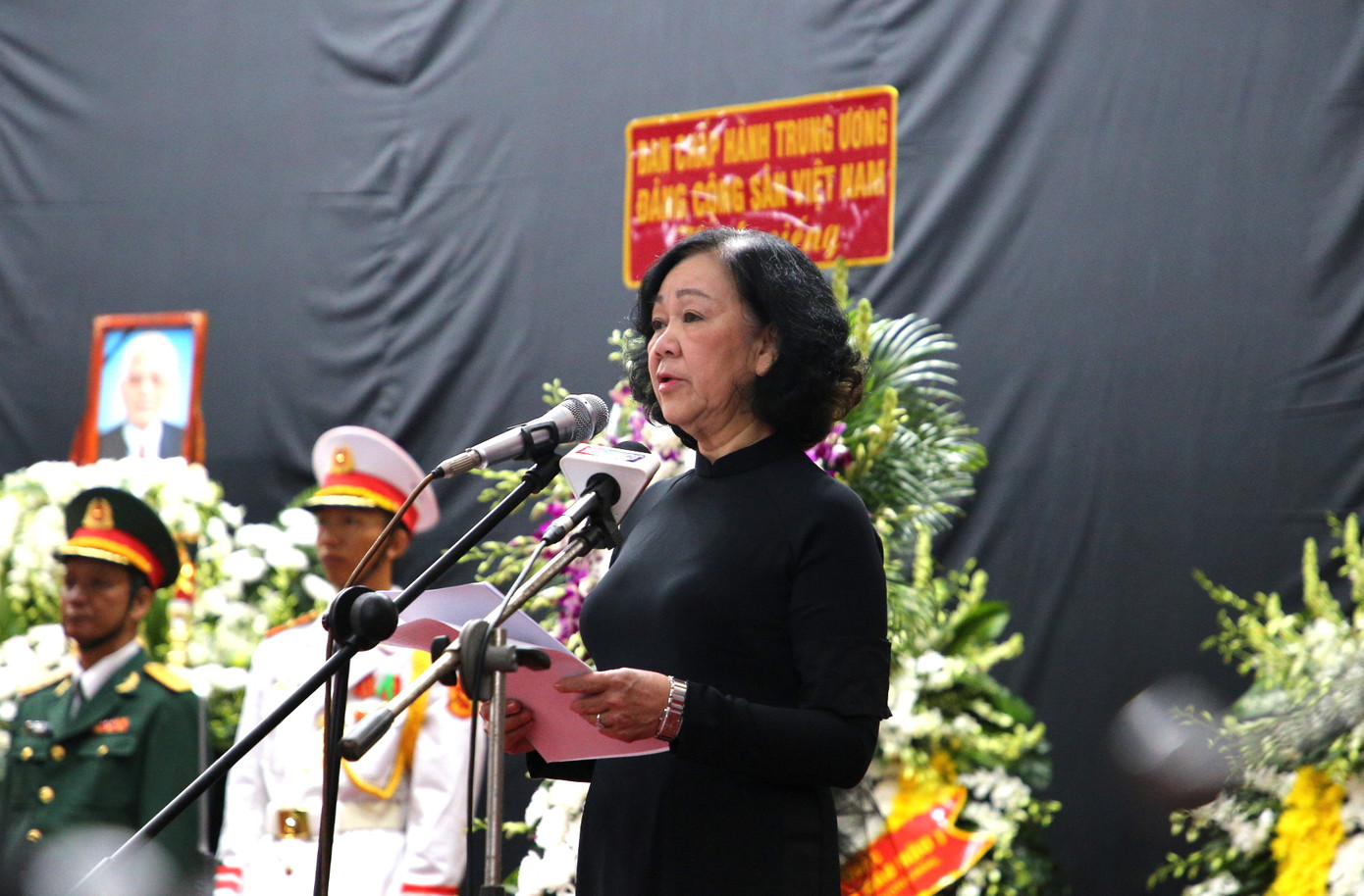 Ủy viên Bộ Chính trị, Thường trực Ban Bí thư, Trưởng ban Tổ chức Trung ương Trương Thị Mai đọc điếu văn tưởng nhớ và tiễn đưa đồng chí Lê Phước Thọ. Ảnh: Nhật Huy.