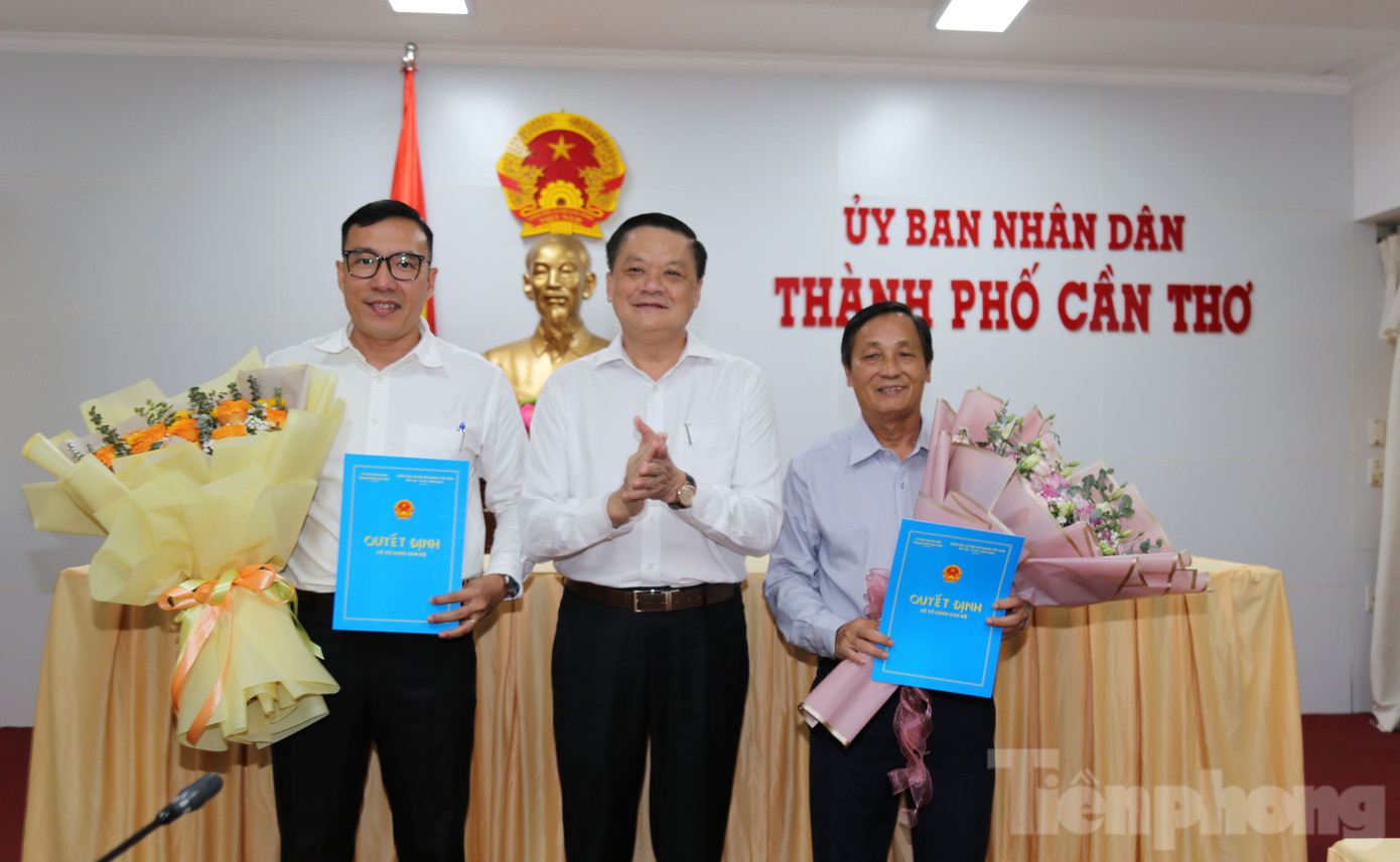 Ông Dương Tấn Hiển - Phó Chủ tịch UBND TP. Cần Thơ trao quyết định cho ông Nguyễn Chí Kiên và ông Trần Phú Lộc Thành. Ảnh: Nhật Huy.
