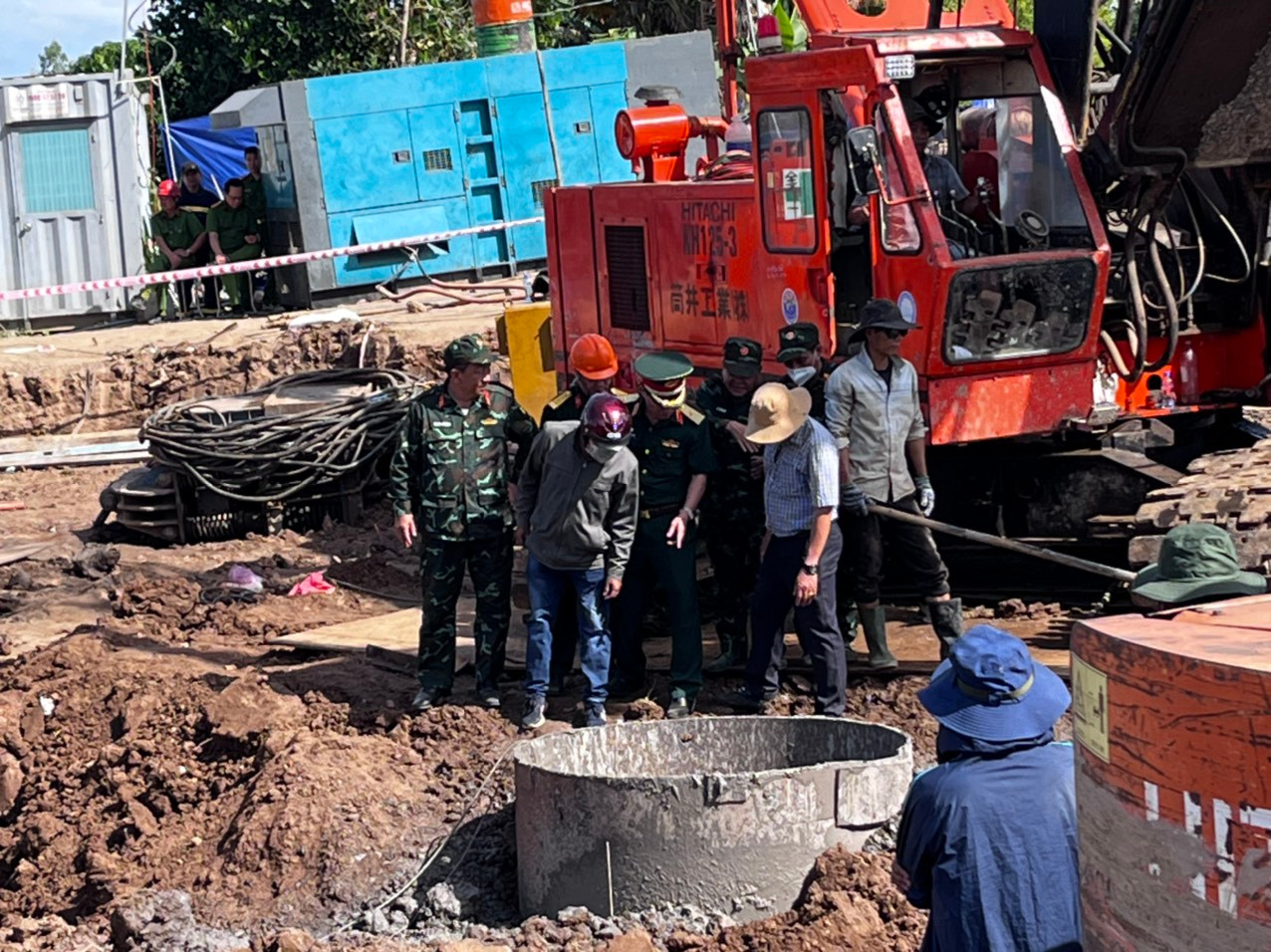 Sau 8 ngày xảy ra vụ việc, đến nay, cơ quan chức năng vẫn chưa đưa trụ bê tông lên mặt đất