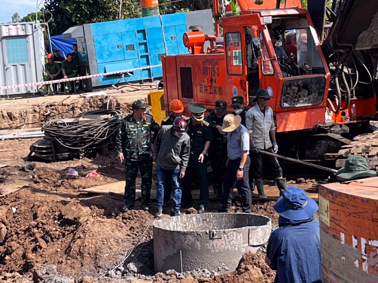 Thiếu tướng Nguyễn Minh Triều - Phó Tư lệnh Quân khu 9 đến hiện trường vụ tai nạn.