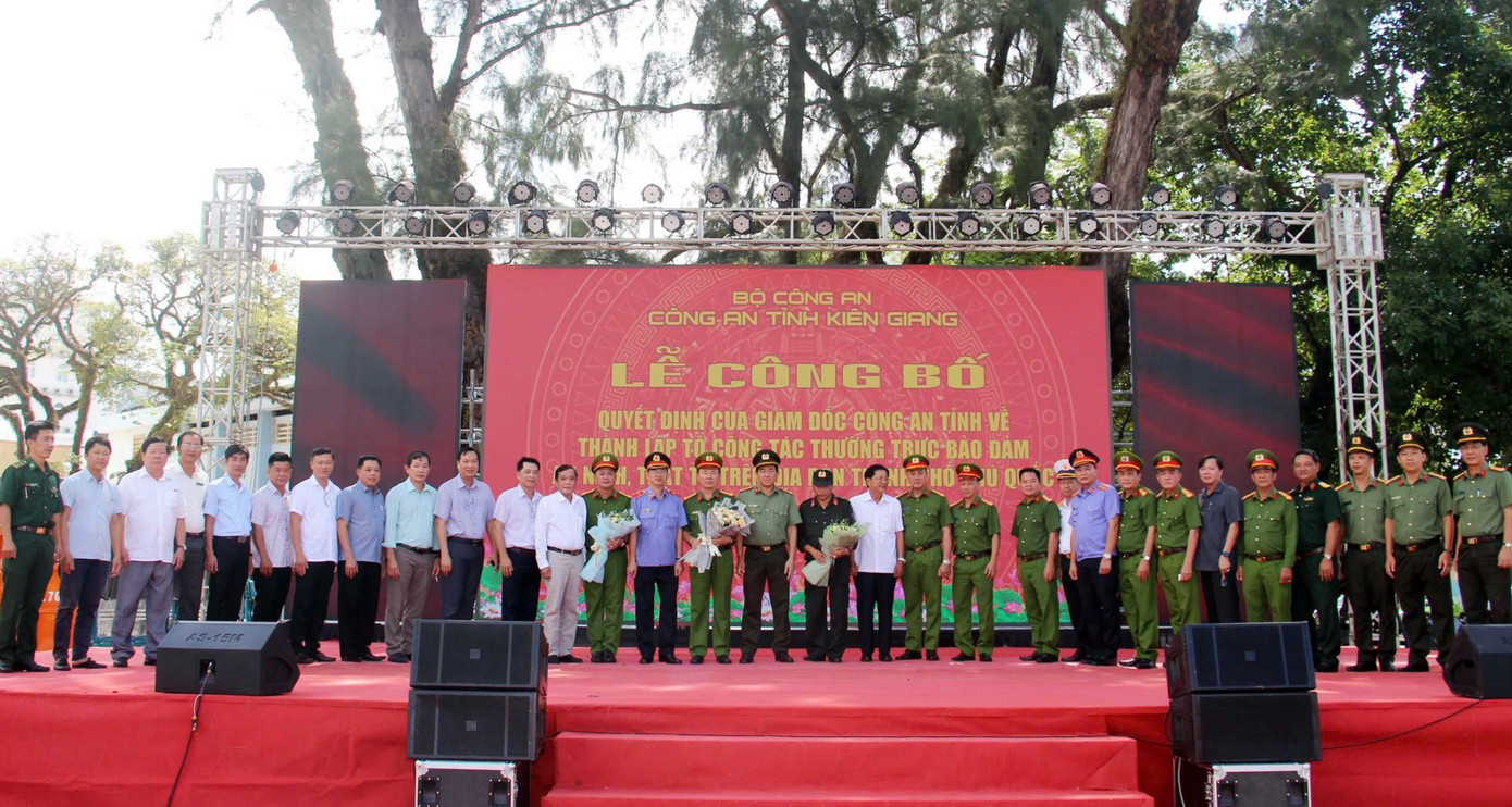 Các đại biểu và Tổ công tác thường trực bảo đảm ANTT trên địa bàn TP. Phú Quốc.