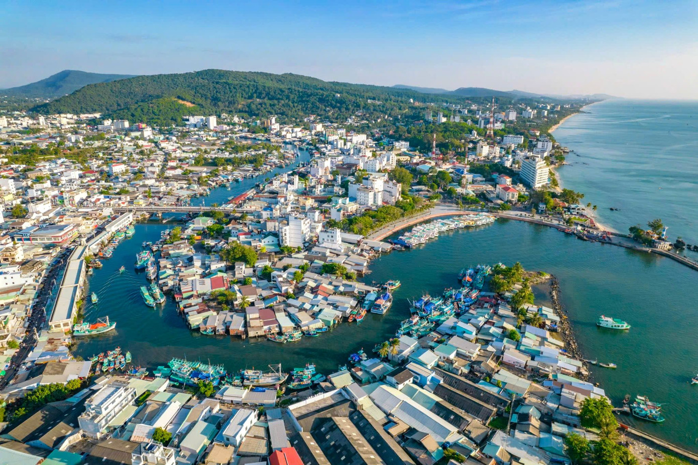 Trung ương hỗ trợ 70% ngân sách cho các dự án đầu tư công phục vụ APEC 2027 tại Phú Quốc. Trung ương hỗ trợ 70% ngân sách cho các dự án đầu tư công phục vụ APEC 2027 tại Phú Quốc.