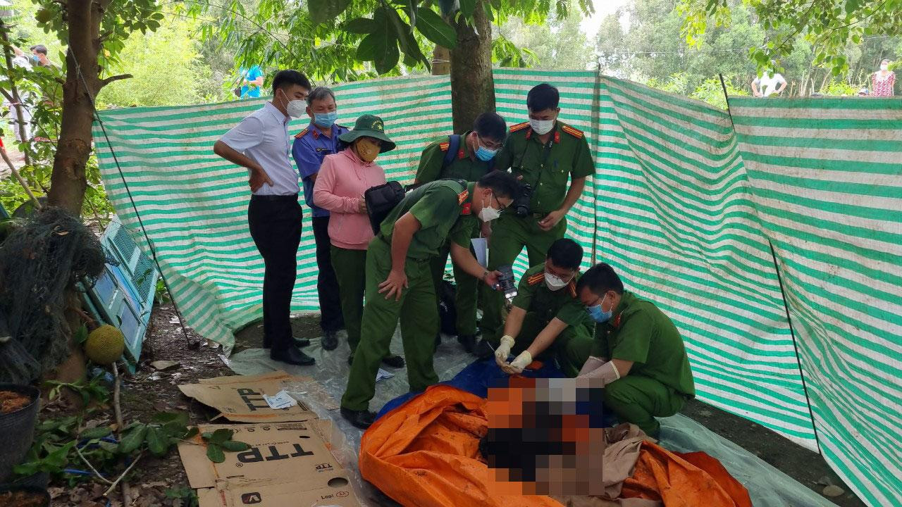 Công an khám nghiệm tử thi.