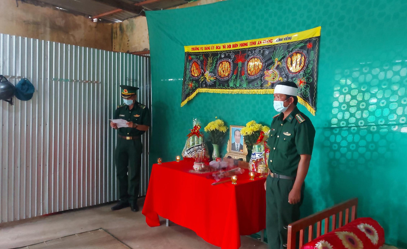 Đại úy Diệp Sơn Đông túc trực bên bàn thờ cha lập tại Chốt quản lý, bảo vệ biên giới và phòng, chống dịch COVID-19.