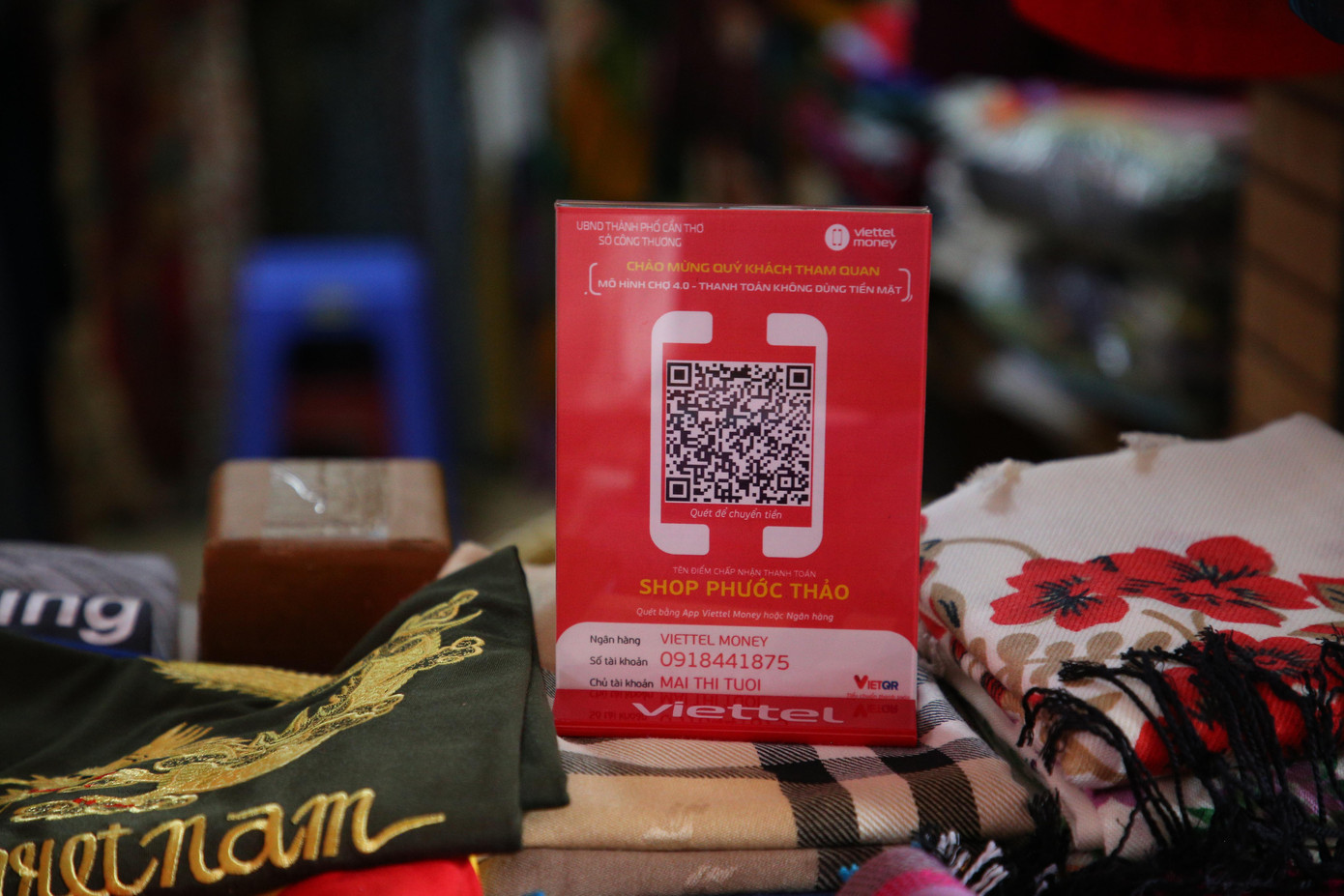 Người dân có thể mua bán mọi mặt hàng tại chợ bằng cách quét mã QR hay chuyển tiền qua số điện thoại thông qua ứng dụng Viettel Money.