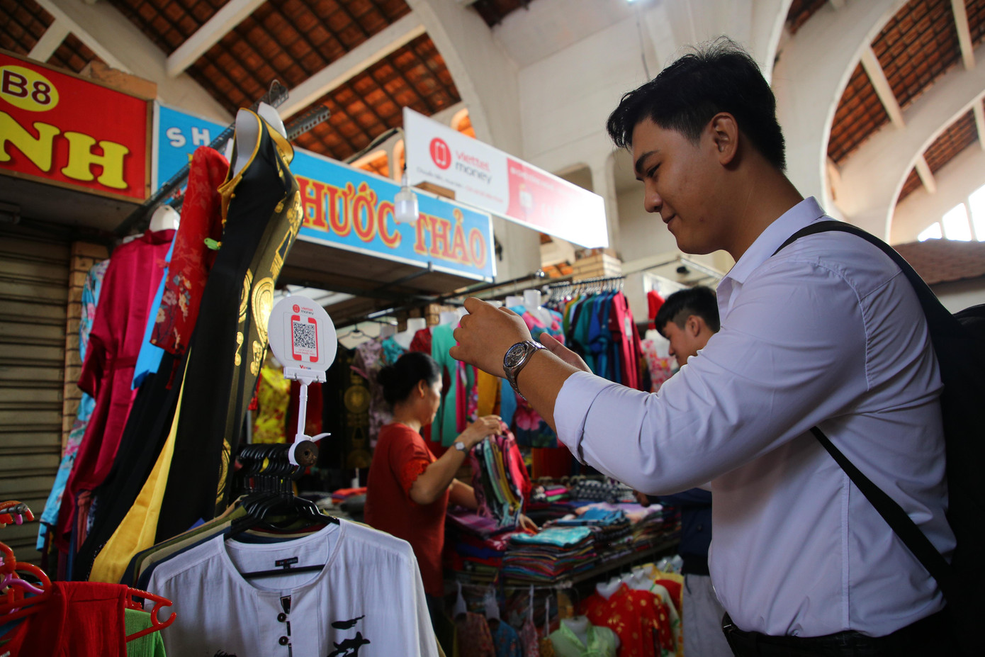 Với mô hình chợ 4.0, tiểu thương và khách hàng có thể mua bán hàng hóa bằng cách quét mã QR hay chuyển tiền qua số điện thoại trên ứng dụng nhanh chóng, thuận tiện, dễ dàng (ảnh: Nhật Huy).