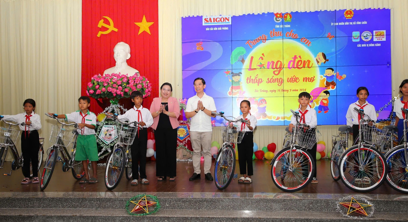 Phó Bí thư Thường trực Tỉnh ủy Sóc Trăng - bà Hồ Thị Cẩm Đào trao xe đạp và quà cho các em thiếu nhi. Phó Bí thư Thường trực Tỉnh ủy Sóc Trăng - bà Hồ Thị Cẩm Đào trao xe đạp và quà cho các em thiếu nhi.