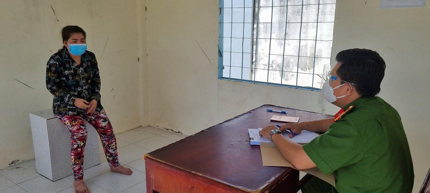 Trần Thị Hồng Oanh tại cơ quan công an.