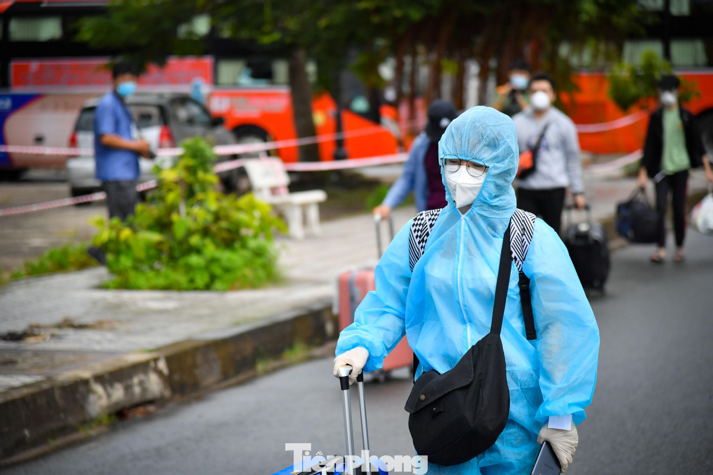 Mặc dù phải trải qua nhiều khâu như khai báo y tế, test nhanh COVID-19… ngay từ sáng sớm và phải di chuyển trên hành trình dài liên tục từ TP. HCM về tới TP. Rạch Giá nhưng phần đông người dân đều hết sức phấn khởi khi được trở về quê.