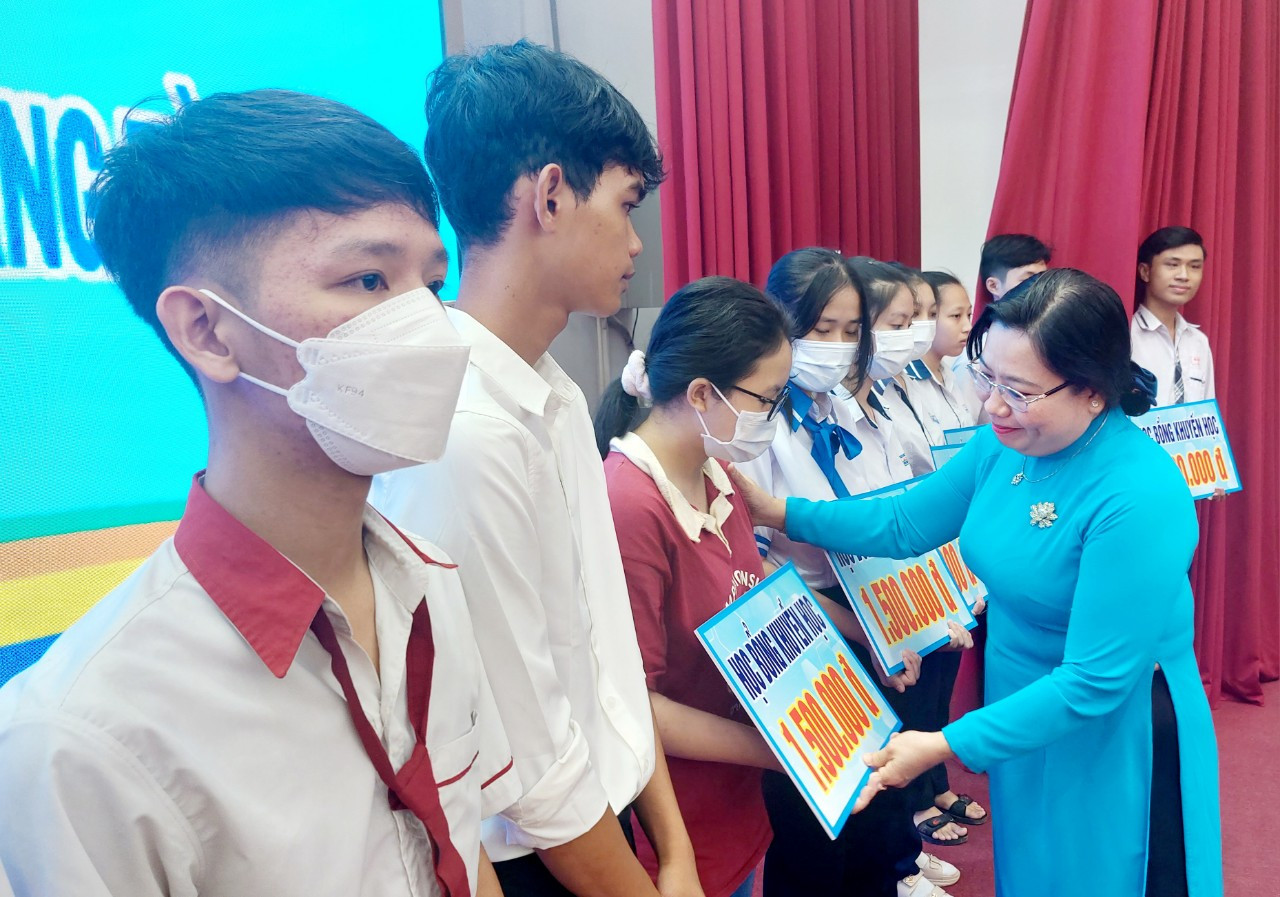 Bà Hồ Thị Cẩm Đào - Phó bí thư Thường trực Tỉnh uỷ, Chủ tịch HĐND tỉnh Sóc Trăng trao học bổng cho các em học sinh.