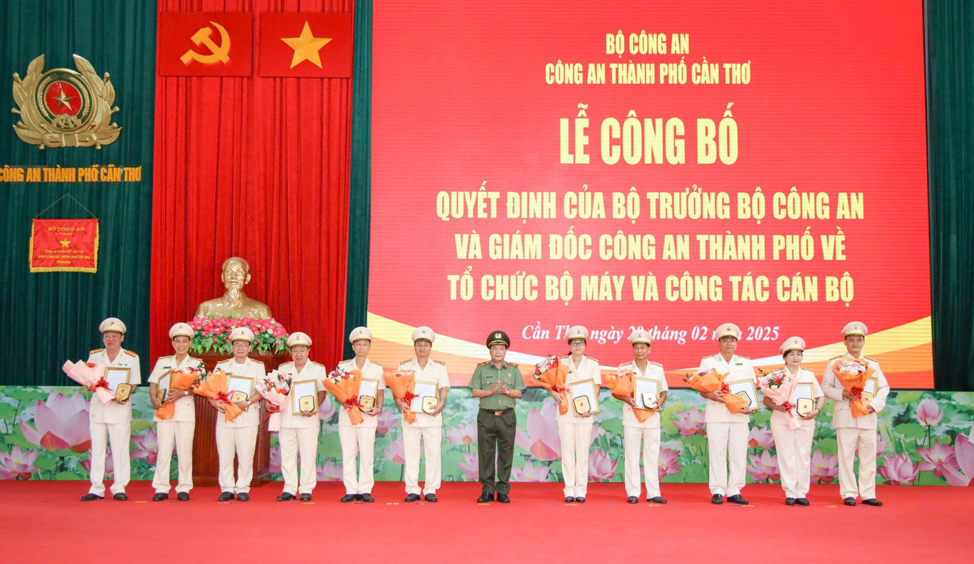 Thiếu tướng Nguyễn Văn Thuận - Giám đốc Công an TP. Cần Thơ trao quyết định điều động cho các cán bộ.