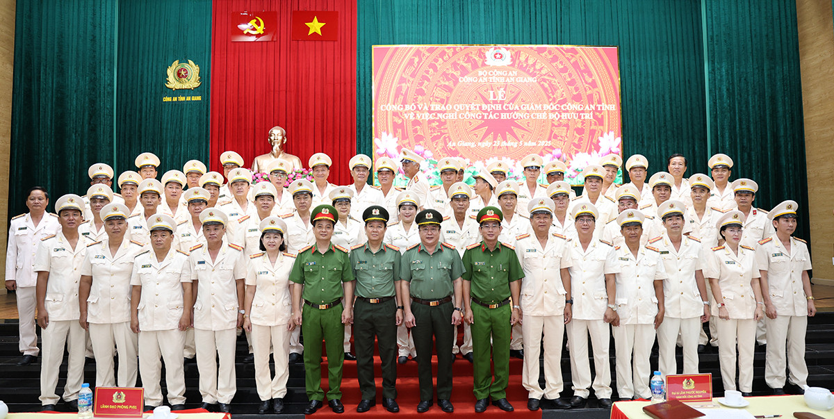 Ban Giám đốc Công an tỉnh An Giang chụp ảnh lưu niệm cùng các đồng chí nghỉ công tác hưởng chế độ hưu trí. Ban Giám đốc Công an tỉnh An Giang chụp ảnh lưu niệm cùng các đồng chí nghỉ công tác hưởng chế độ hưu trí.