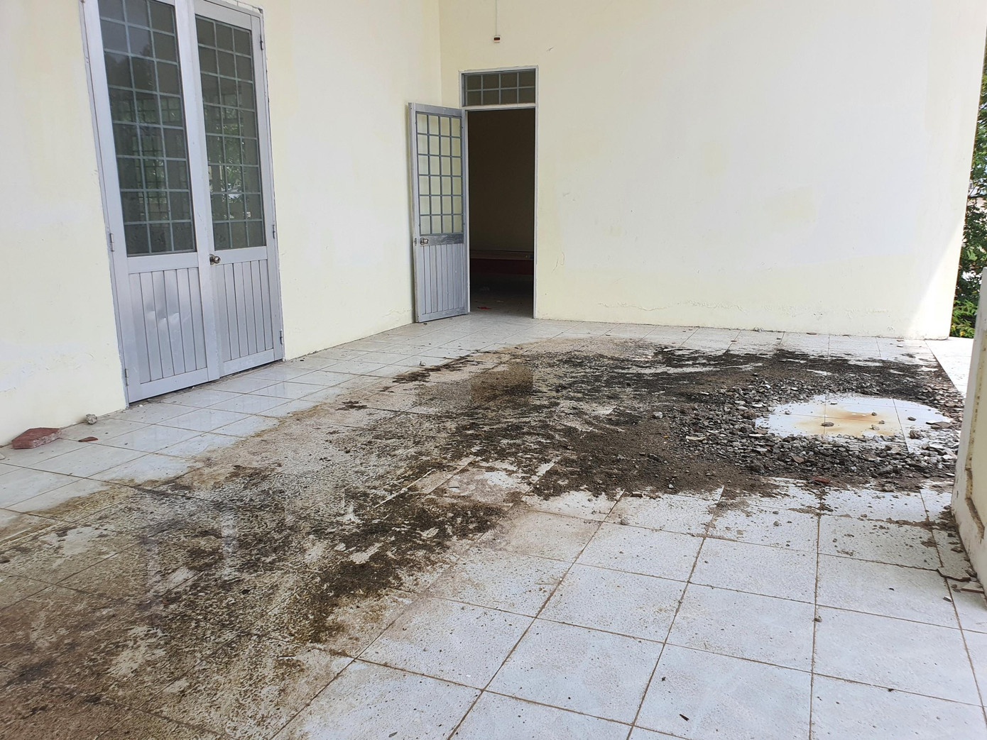 Vữa xi măng vương vãi khắp nơi.