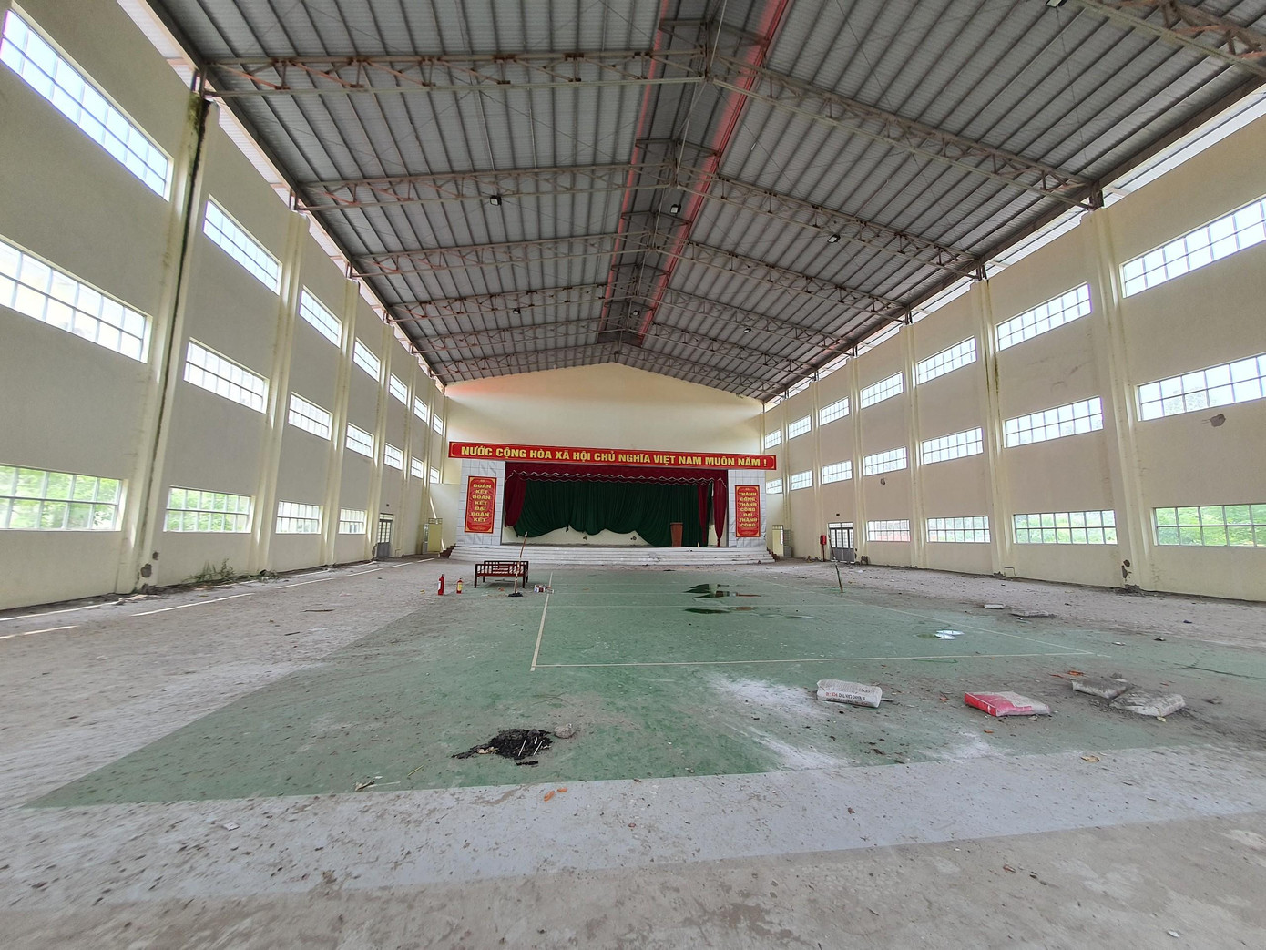 Hạng mục nhà thi đấu nhếch nhác.