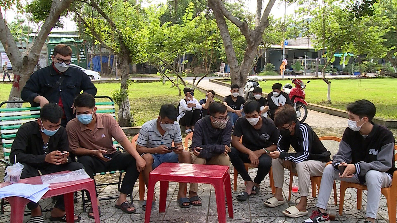 Nhiều sinh viên bỗng dưng mắc nợ vì đứng tên hộ mua hàng trả góp. Nhiều sinh viên bỗng dưng mắc nợ vì đứng tên hộ mua hàng trả góp.