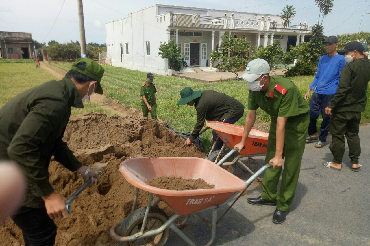Các chiến sĩ công an tích cực giúp đỡ gia đình khó khăn xây nhà ở.