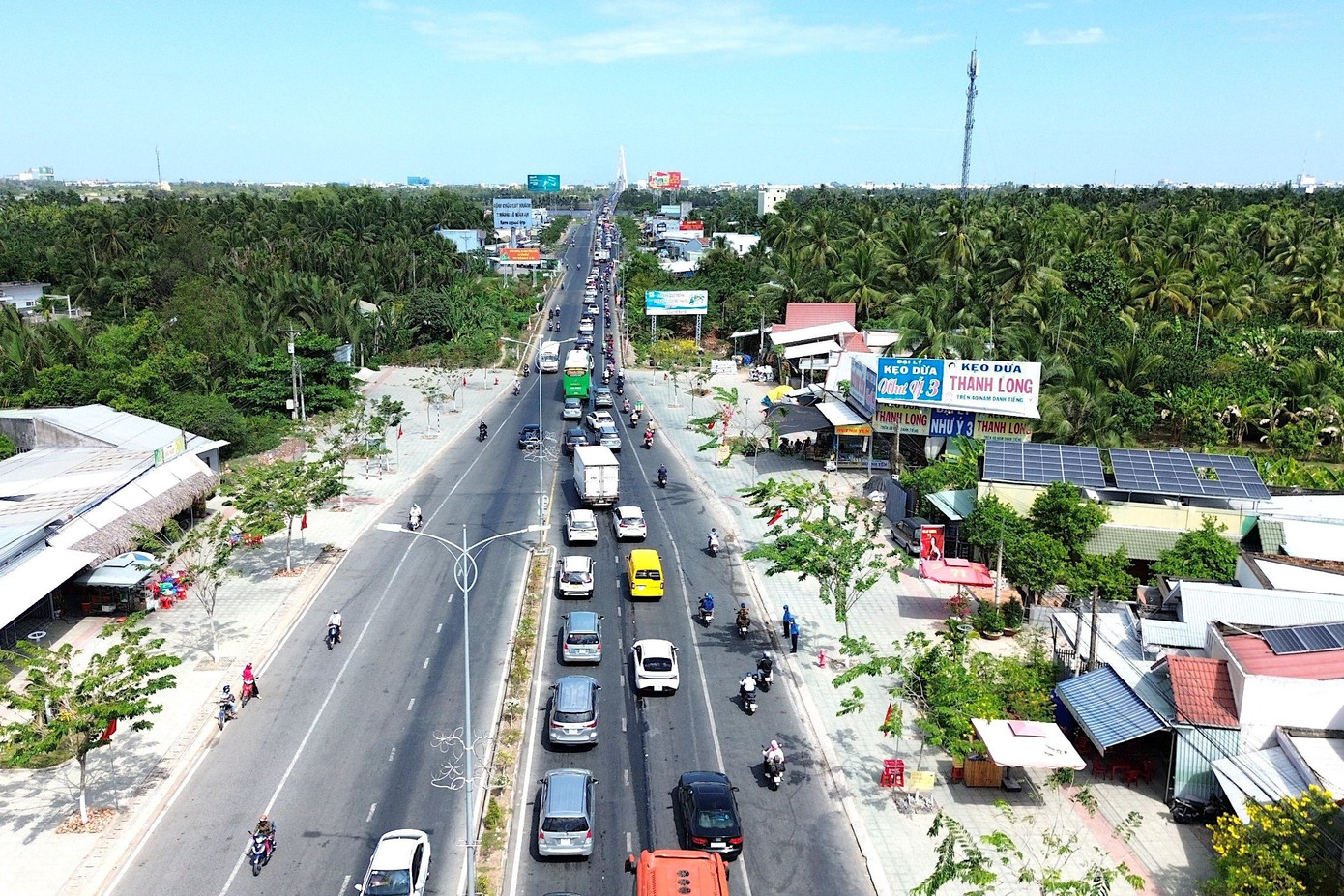 Sau nhiều ngày nghỉ Tết Nguyên đán Giáp Thìn 2024, người dân bắt đầu hành trình di chuyển giữa các tỉnh, thành để quay lại với công việc, học tập. Đây cũng là thời gian dễ xảy ra tình hình giao thông phức tạp, ùn tắc tại khu vực cầu Rạch Miễu.