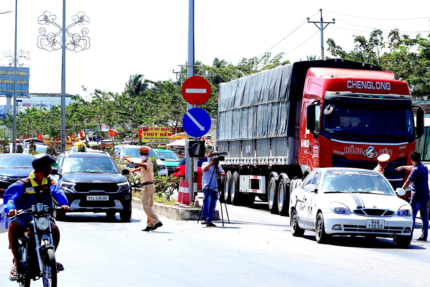 Hai bên cầu có CSGT túc trực phân luồng, điều tiết để các phương tiện di chuyển.