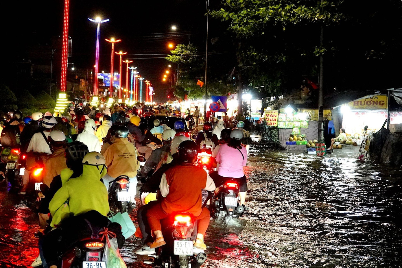 Triều cường ảnh hưởng việc đi lại, sinh hoạt của người dân.