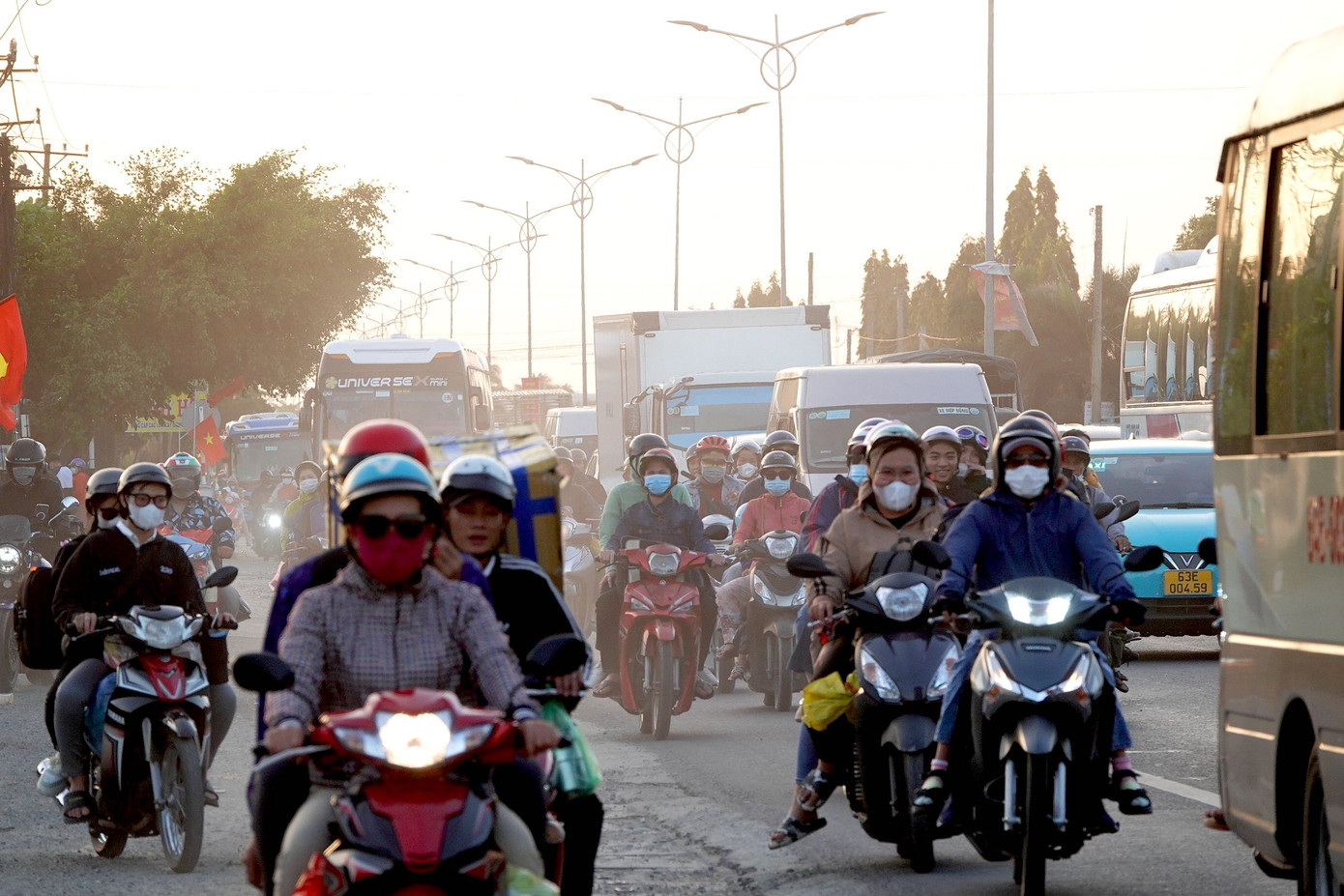 Người dân các tỉnh miền Tây lỉnh kỉnh đồ đạc trở lại các thành phố lớn như TPHCM, Bình Dương, Đồng Nai... làm việc khiến quốc lộ 1, quốc lộ 60 kẹt cứng.