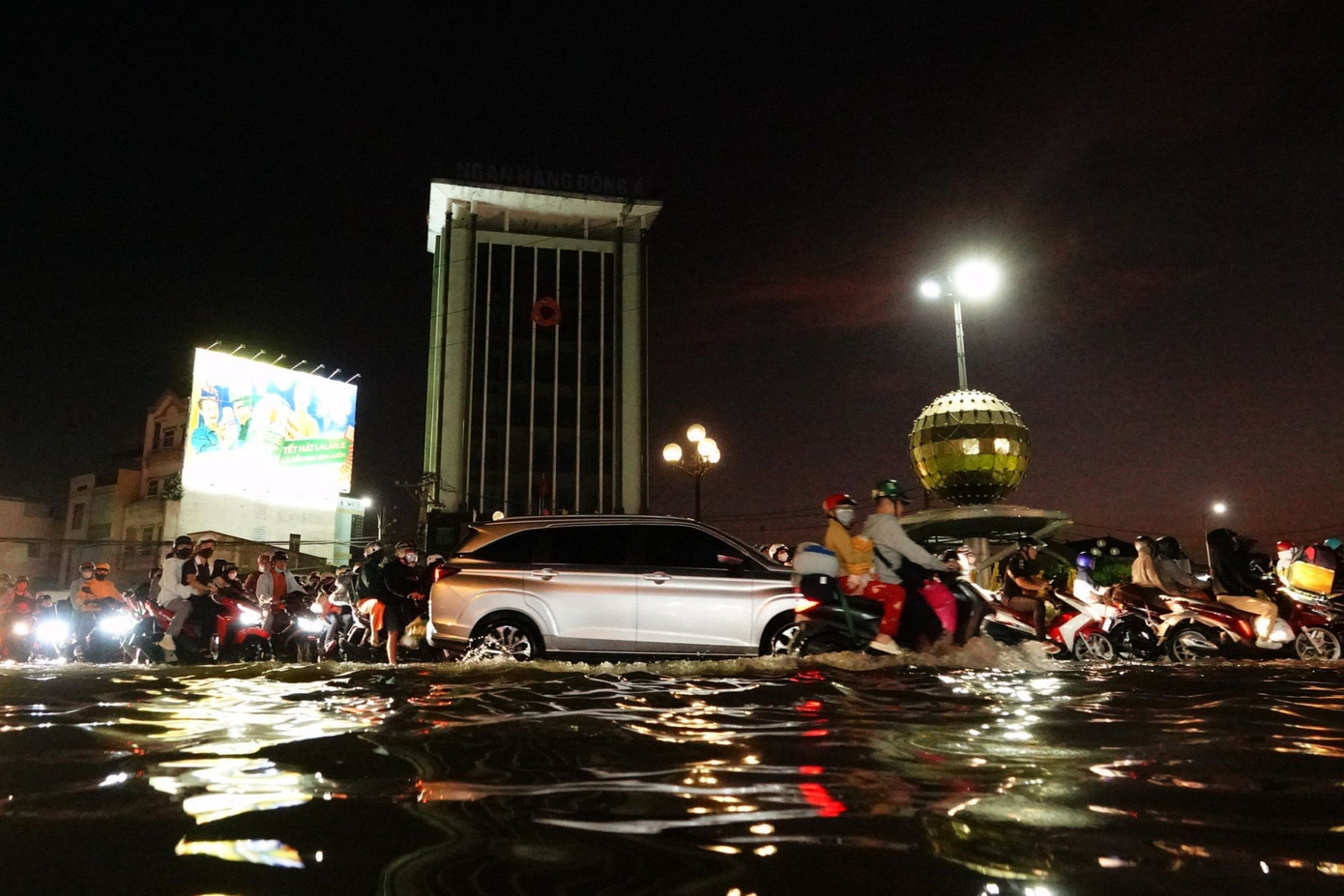 Tối 13/2, vòng xoay Trung Lương (TP. Mỹ Tho, Tiền Giang) bị ùn ứ, các phương tiện phải di chuyển chậm vì triều cường.