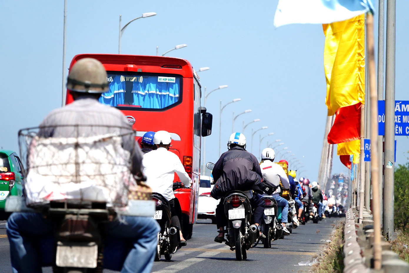 Theo ghi nhận của phóng viên, sáng 14/2, lượng phương tiện từ các tỉnh miền Tây như: Bến Tre, Trà Vinh, Vĩnh Long nối đuôi nhau, nhích từng chút một qua cầu Rạch Miễu để sang phía bờ Tiền Giang, về các tỉnh miền Đông.