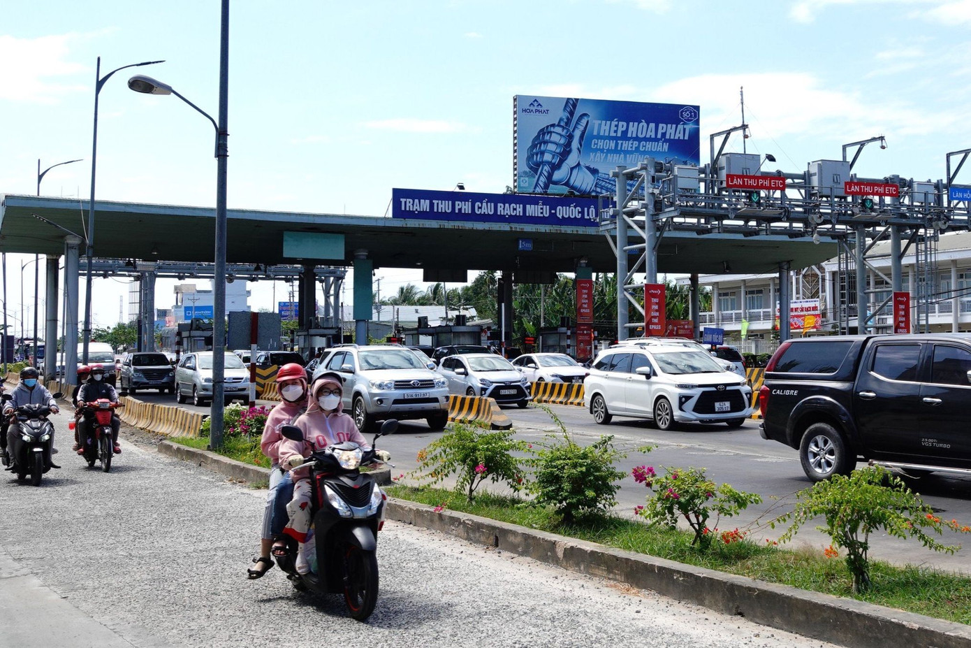 Đại diện Công ty BOT cầu Rạch Miễu cho biết, lưu lượng phương tiện qua trạm và cầu đang tăng nhưng BOT chưa xả trạm vì đã có CSGT điều tiết. CSGT tỉnh Bến Tre xử lý nhanh sự cố giao thông không để dòng phương tiện ùn ứ vào giờ cao điểm...