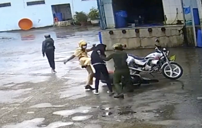 Hình ảnh thiếu niên đi xe máy bị người mang quân phục công an đánh. Ảnh: Chụp màn hình. Hình ảnh thiếu niên đi xe máy bị người mang quân phục công an đánh. Ảnh: Chụp màn hình.